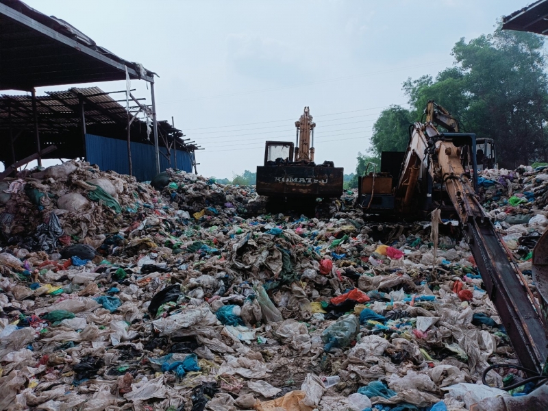 Bên trong xưởng tái chế rác thải thành hạt nhựa ở ấp Thới Tây (xã Tân Hiệp) gây ô nhiễm môi trường