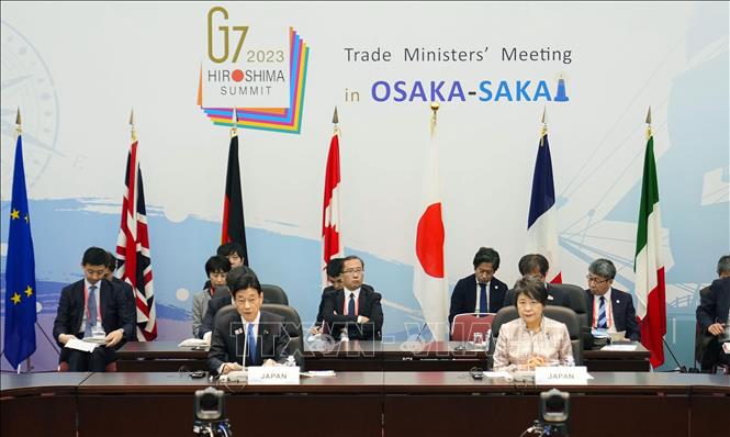 Bộ trưởng Thương mại, Kinh tế và Công nghiệp Nhật Bản Yasutoshi Nishimura (trái, phía trước) và Ngoại trưởng Nhật Bản Yoko Kamikawa (phải, phía trước) chủ trì hội nghị Bộ trưởng Thương mại Nhóm G7 tại Osaka, ngày 28/10/2023. Ảnh: Kyodo/TTXVN