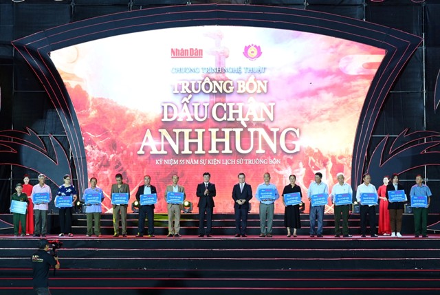 Ban tổ chức đã trao 14 sổ tiết kiệm tặng thân nhân 13 gia đình liệt sỹ thanh niên xung phong Truông Bồn và nhân chứng lịch sử Trần Thị Thông.