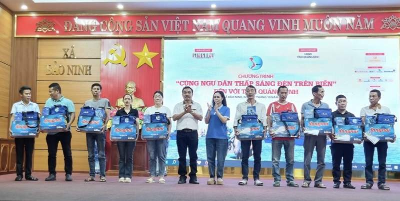 Ông Nguyễn Trần Quý - Giám đốc Agribank chi nhánh tỉnh Quảng Bình (đứng thứ 6 từ trái sang) trao quà tặng cho 200 ngư dân