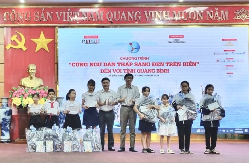 Chương trình trao tặng các suất học bổng hỗ trợ học sinh là con em ngư dân tỉnh Quảng Bình