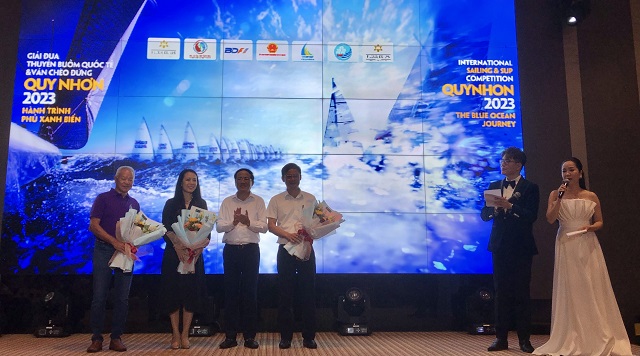 &Ocirc;ng Phạm Anh Tuấn (thứ 03 từ tr&aacute;i qua) tặng hoa c&aacute;c th&agrave;nh vi&ecirc;n Ban tổ chức.