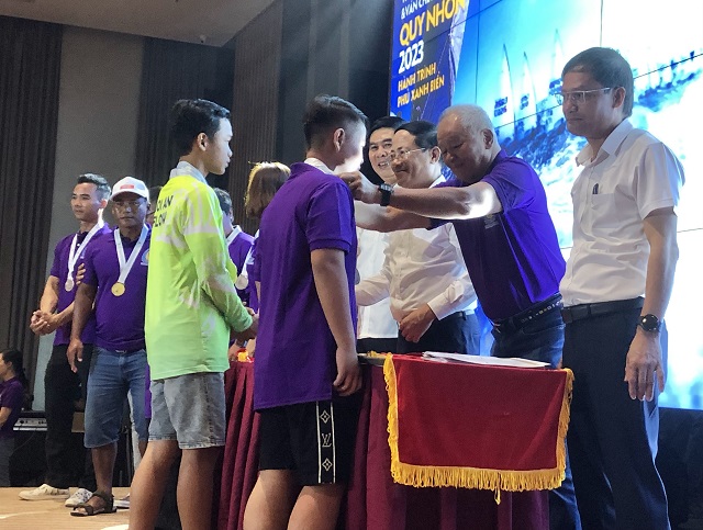 Ban tổ chức trao huy chương cho c&aacute;c VĐV.