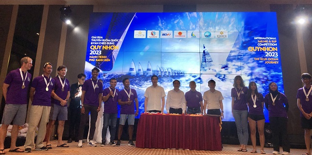 C&aacute;c VĐV người nước ngo&agrave;i nhận huy chương từ Ban tổ chức.