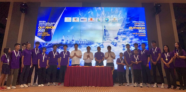 C&aacute;c VĐV trong nước nhận huy chương từ Ban tổ chức.