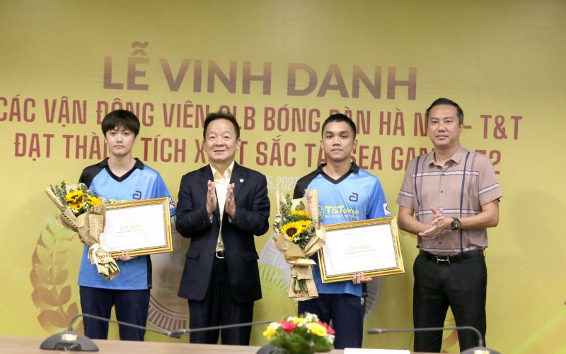 Bầu Hiển thưởng lớn cho Mai Ngọc và Anh Hoàng sau tấm huy chương vàng SEA Games 32.
