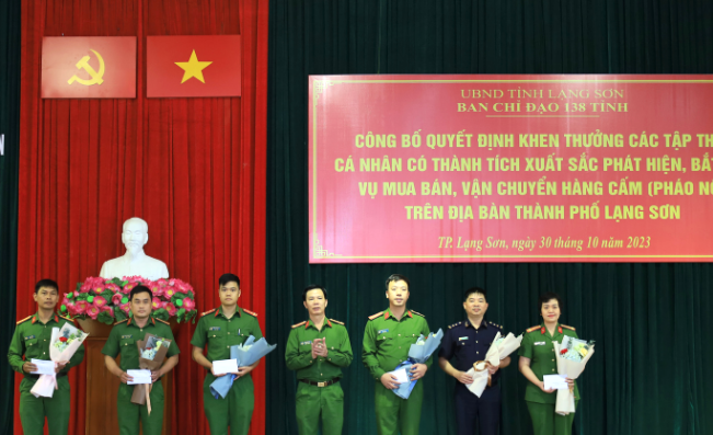 Phó Giám đốc Công an tỉnh Lạng Sơn, Đại tá Đỗ Ngọc Bình, Phó Trưởng ban Chỉ đạo 138 tỉnh Lạng Sơn trao thưởng cho 5 cá nhân có thành tích xuất sắc