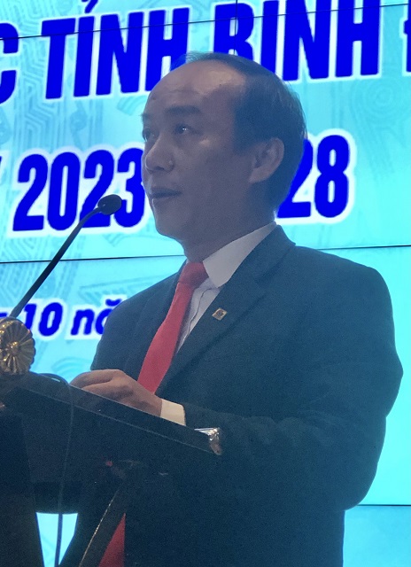 &Ocirc;ng L&ecirc; Thanh Sang c&ocirc;ng bố danh s&aacute;ch Ban chấp h&agrave;nh Hiệp hội VH&Acirc;T B&igrave;nh Định. Ảnh: V.H