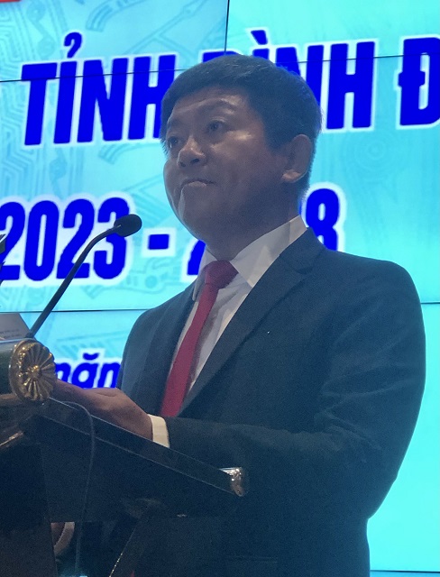 &Ocirc;ng Nguyễn Ho&agrave;ng S&acirc;m tr&igrave;nh b&agrave;y B&aacute;o c&aacute;o &ldquo;Phương hướng hoạt động Hiệp hội VH&Acirc;T tỉnh B&igrave;nh Định&rdquo;. Ảnh: V.H