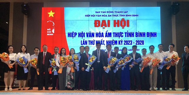 Lãnh đạo tỉnh Bình Định, VCCA và Sở Du lịch Bình Định tặng hoa chúc mừng Ban chấp hành Hiệp hội. Ảnh: Viết Hiền.