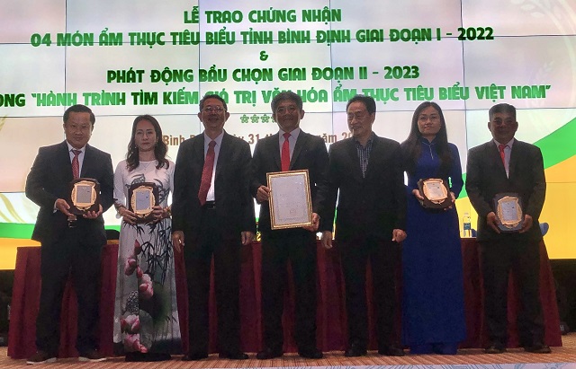 Hiệp hội VCCA trao tặng Giấy chứng nhận và biểu trưng 04 món ẩm thực tiêu biểu của Bình Định. Ảnh: Viết Hiền.
