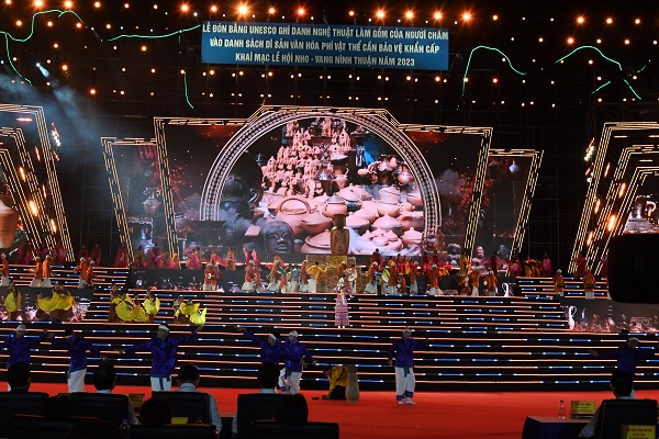 Lễ đón bằng UNESCO ghi danh Nghệ thuật gốm của người Chăm vào Danh sách di sản phi vật thể cần bảo vệ khẩn cấp (29/11/2022) tại Lễ khai mạc Lễ hội Nho- Vang Ninh Thuận năm 2023