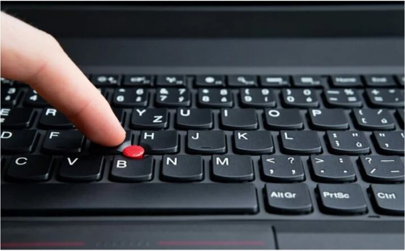 Vì sao một số laptop có 'nút màu đỏ' giữa bàn phím?