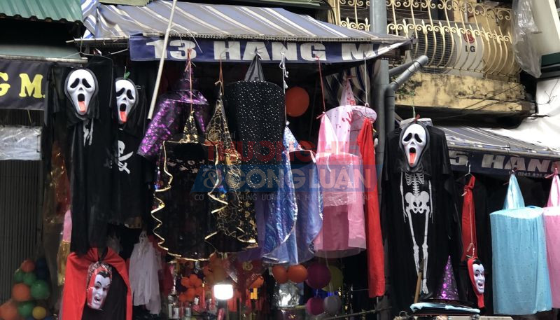 H&igrave;nh nộm treo kinh dị khiến nhiều du kh&aacute;ch giật m&igrave;nh.