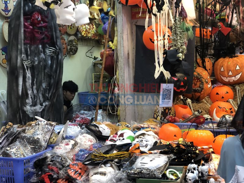 Nhiều cửa h&agrave;ng vắng b&oacute;ng kh&aacute;ch dịp Halloween năm nay.