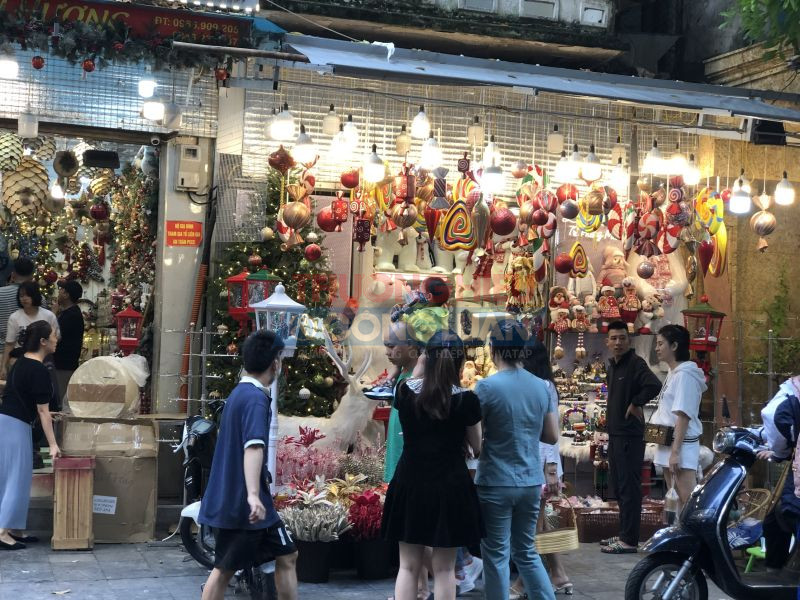 Một số cửa h&agrave;ng quyết định b&agrave;y b&aacute;n sớm đồ tr&aacute;ng tr&iacute; Gi&aacute;ng SInh.