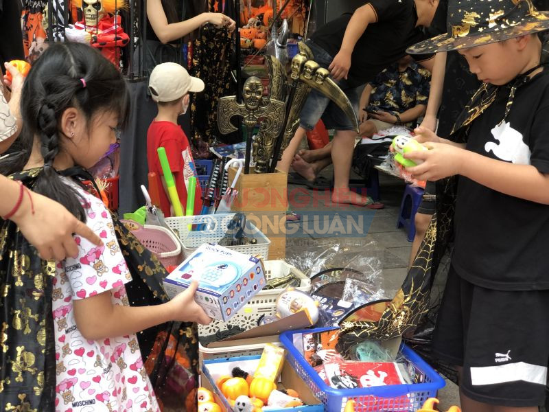 Đa số người đến mua l&agrave; c&aacute;c em nhỏ c&ugrave;ng phụ huynh.