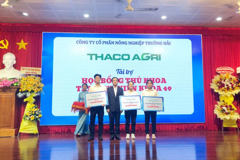 Ông Trần Tiến trao học bổng cho 3 Thủ khoa