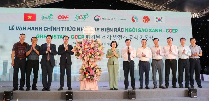 Chủ tịch UBND tỉnh Bắc Ninh Nguyễn Hương Giang tặng lẵng hoa chúc mừng