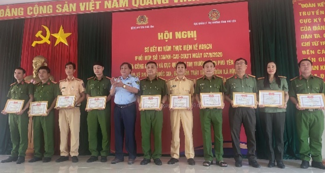 Ông Huỳnh Trang (thứ 05 từ trái qua) tặng giấy khen cho các tập thể, cá nhân của Công an tỉnh Phú Yên. Ảnh: Tr-Huỳnh.