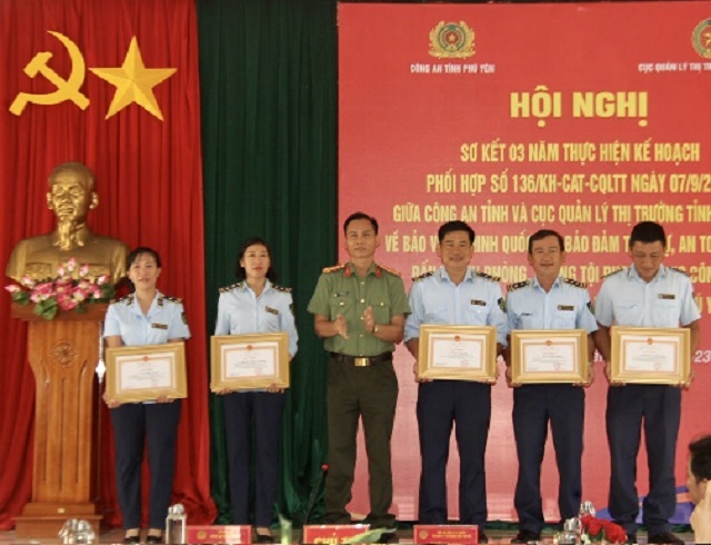 Các tập thể, cá nhân Cục QLTT tỉnh Phú Yên nhận giấy khen của Công an tỉnh Phú Yên. Ảnh: Tr-Huỳnh.