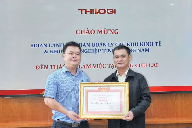 Ông Hoàng Châu Sơn - Phó trưởng BQL các KKT và KCN tỉnh Quảng Nam tặng danh hiệu Doanh nghiệp tiêu biểu cho cảng Chu Lai