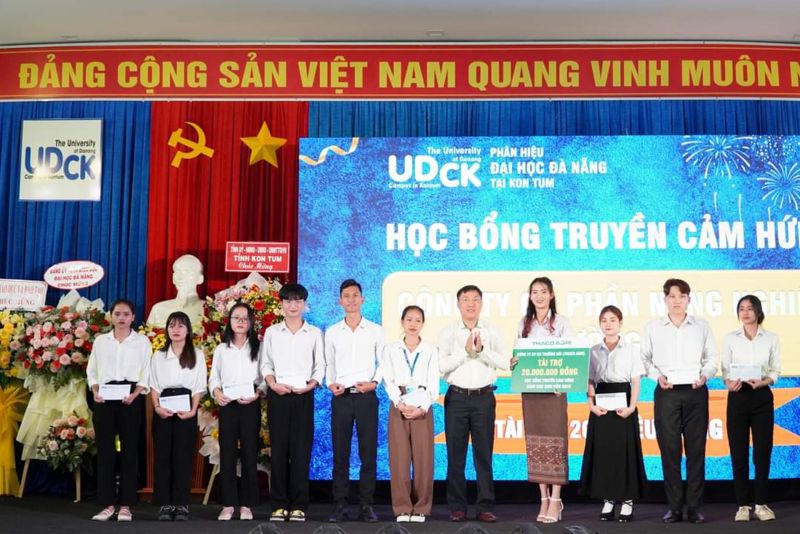 Ông Đỗ Thế Trinh trao học bổng tại Phân hiệu Đại học Đà Nẵng (Kon Tum)