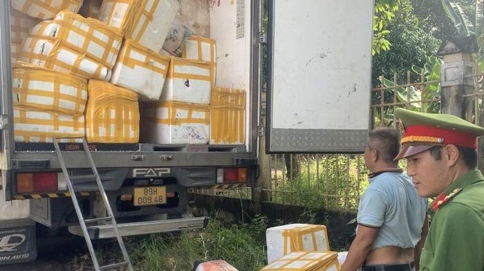 Xe tải chở số lượng lớn thực phẩm bẩn bị lực lượng chức năng tỉnh Bình Phước phát hiện