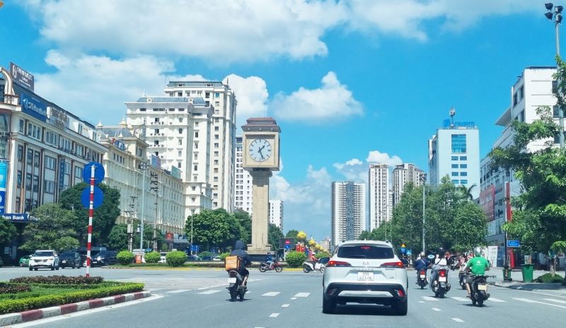 Các phương tiện lưu thông trên đường Lê Thái Tổ (thành phố Bắc Ninh)