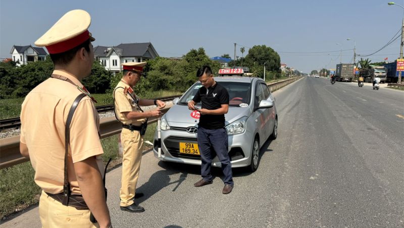 Cảnh sát giao thông Bắc Giang kiểm tra xe ô tô vi phạm luật giao thông đường bộ.