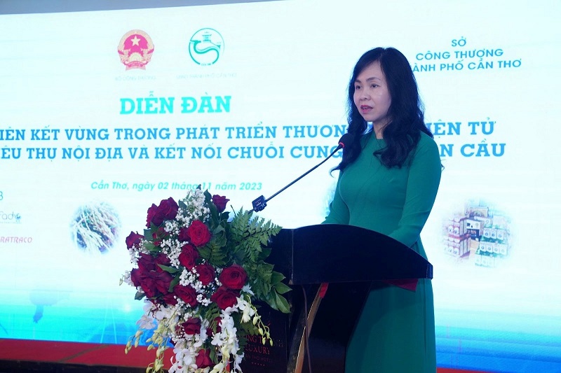 Bà Lê Hoàng Oanh - Cục trưởng Cục Thương mại điện tử và Kinh tế số phát biểu tại Diễn đàn
