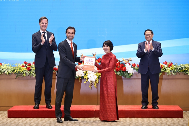 Hai Thủ tướng đã chứng kiến lễ trao 4 văn kiện hợp tác giữa các bộ, ngành, hiệp hội hai nước trong các lĩnh vực thăm dò và khai thác bền vững các khoáng sản quan trọng, hải quan, đầu tư, thương mại… - Ảnh: VGP/Nhật Bắc