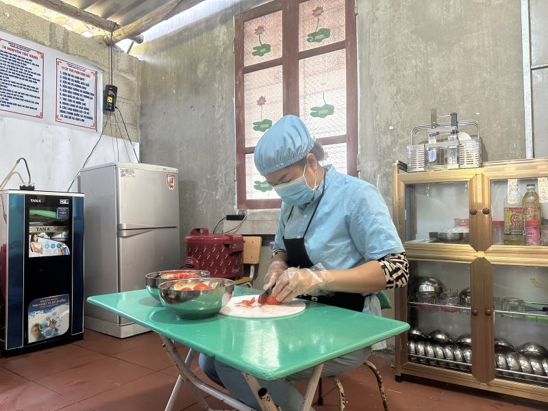 Nhân viên nấu ăn Phân trường mầm non xã Hòa Bình, huyện Văn Quan, tỉnh Lạng Sơn chế biến thức ăn tại bếp ăn nhà trường