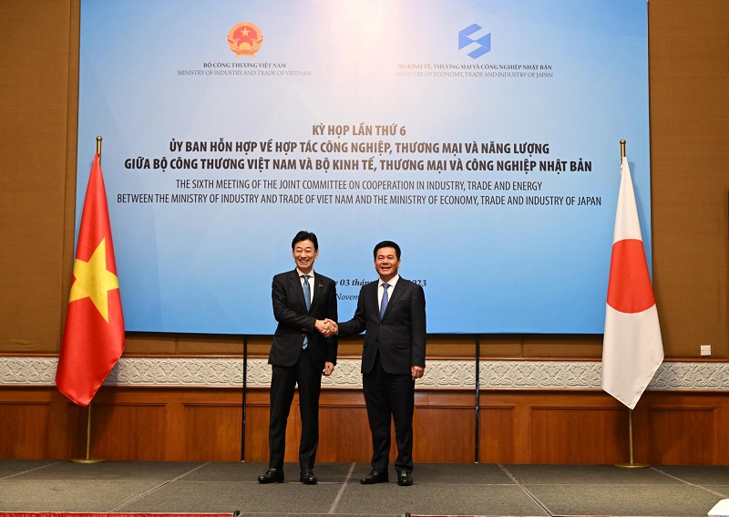 Bộ trưởng Bộ Công Thương Việt Nam Nguyễn Hồng Diên và Bộ trưởng Bộ Kinh tế, Thương mại và Công nghiệp Nhật Bản Nishimura Yasutoshi