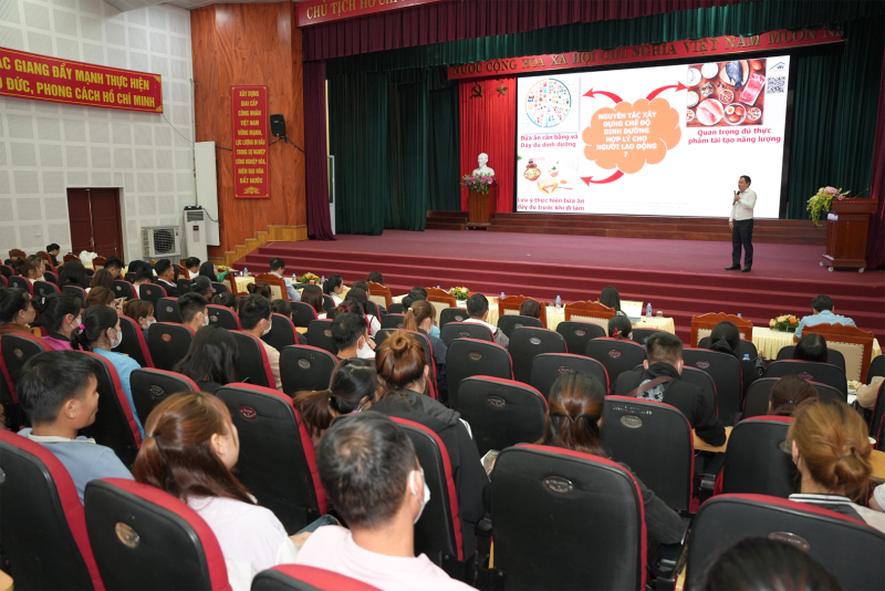 Th.s Hoàng Sách Đình chia sẻ về xây dựng chế độ dinh dưỡng cân bằng tại hội thảo