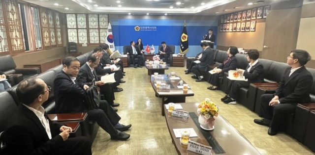 Quang cảnh buổi làm việc với lãnh đạo chính quyền TP Incheon. Ảnh: Sở KH&ĐT BĐ.