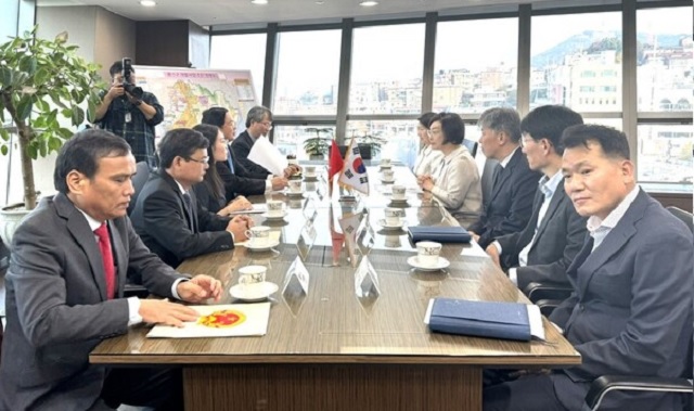 Quang cảnh buổi làm việc với Văn phòng quận Yongsan. Ảnh: Sở KH&ĐT BĐ.