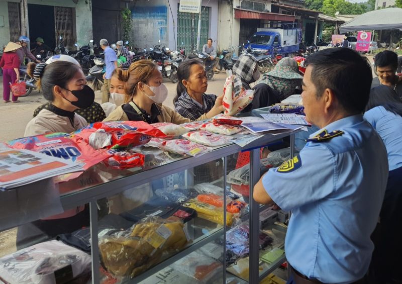 Cục Quản lý thị trường tỉnh Bắc Giang tổ chức gian hàng nhận diện hàng thật, hàng giả tại các chợ.