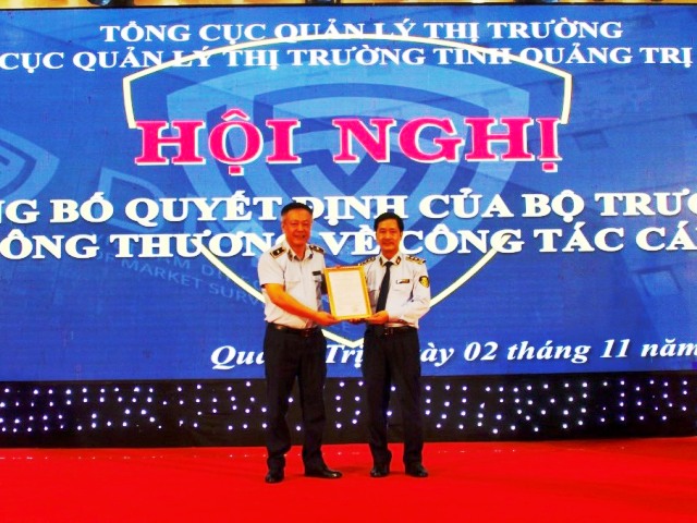 Ông Hoàng Ánh Dương - Phó Tổng cục trưởng Tổng cục QLTT trao Quyết định bổ nhiệm