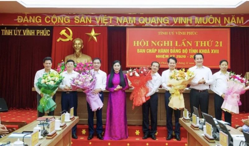 Thường trực tỉnh uỷ Vĩnh Phúc tặng hoa chúc mừng các đồng chí được bầu bổ sung và được chỉ định