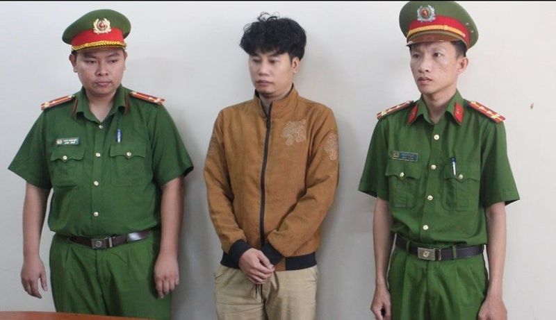 Cơ quan Cảnh sát điều tra thực hiện lệnh bắt giữ Nguyễn Văn Giang. Ảnh: CACC.