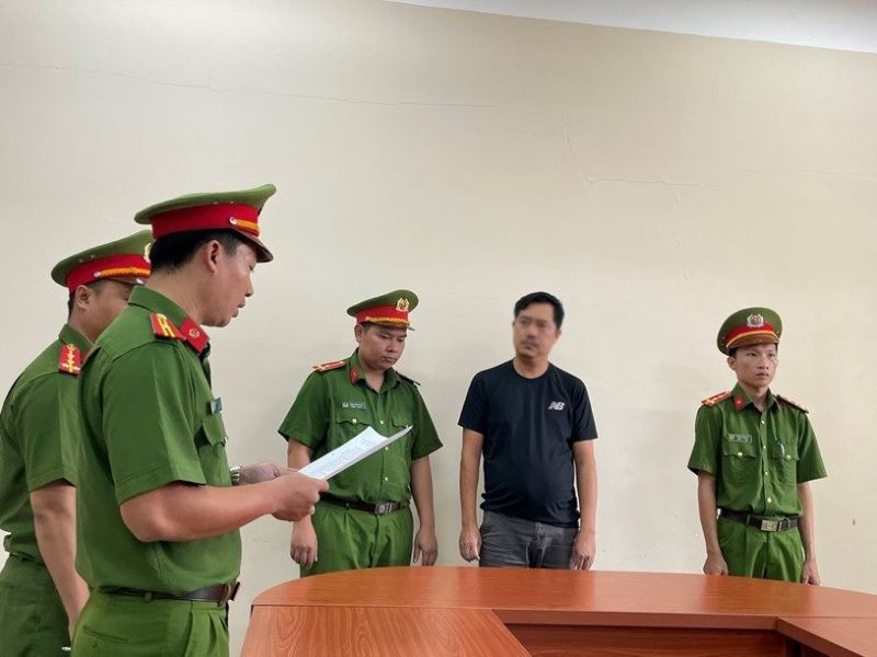 Cơ quan Cảnh sát điều tra thực hiện lệnh bắt giữ đối tượng Ngô Tấn Đạt.