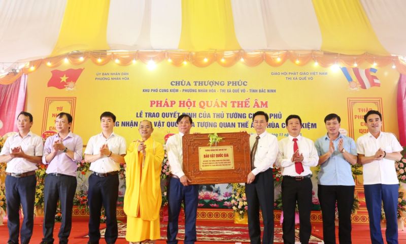 Lãnh dạo Sở Văn hóa , Thể thao & Du lịch tỉnh Bắc Ninh trao Quyết định của Thủ tướng Chính phủ công nhận Bảo vật Quốc gia - Tượng Quan Thế âm cho chùa Cung Kiệm.