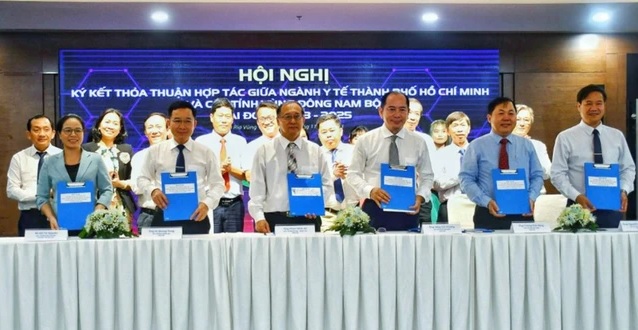 Sở Y tế TP.HCM và các tỉnh vùng Đông Nam bộ ký kết thỏa thuận hợp tác. Ảnh: SỞ Y TẾ TP.HCM