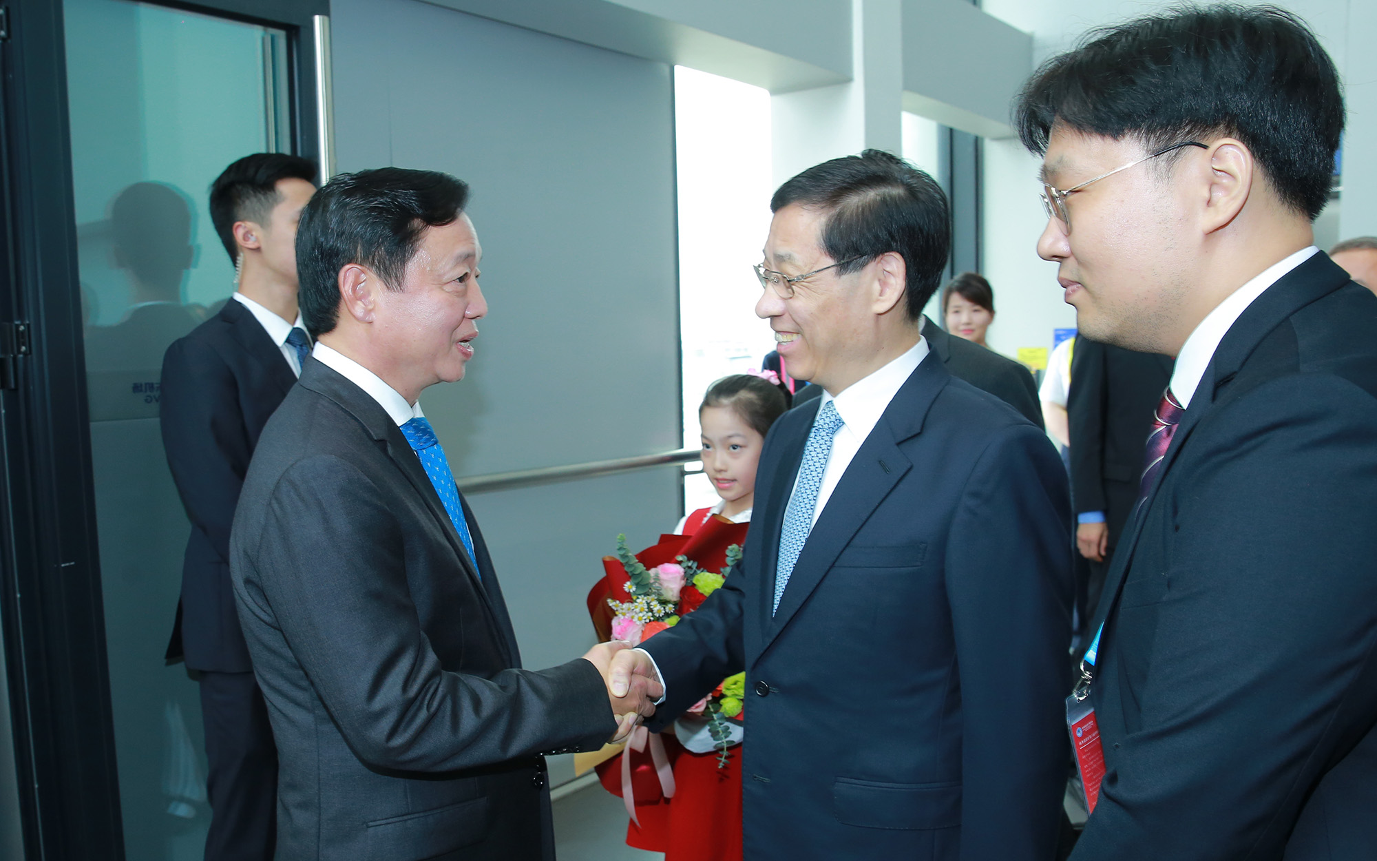 Lãnh đạo thành phố Thượng Hải đón Phó Thủ tướng Trần Hồng Hà tại sân bay quốc tế Phố Đông (Thượng Hải) - Ảnh: VGP/Minh Khôi