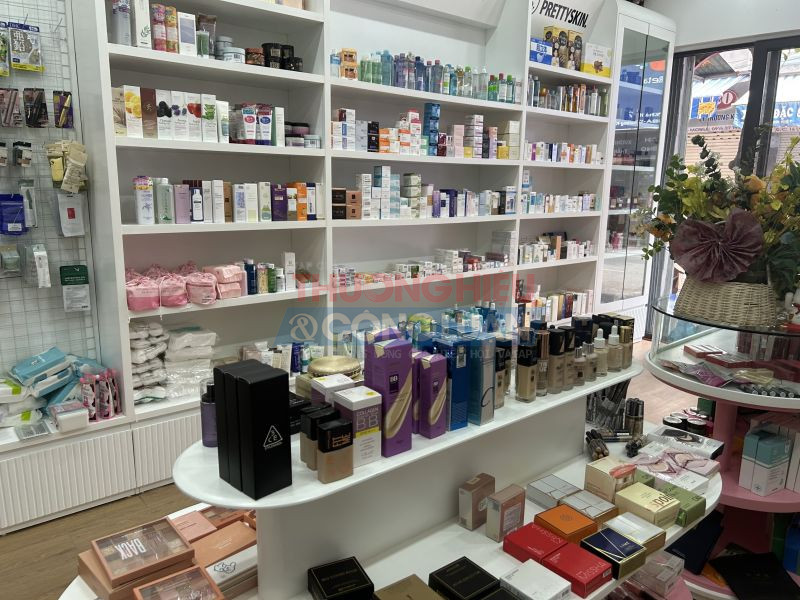 Cửa hàng tại số 9 Lý Thường Kiệt, phường Trần Phú, TP.Hải Dương, tỉnh Hải Dương một trong những cửa hàng của hệ thống Ánh Tuyết Comsmetic.