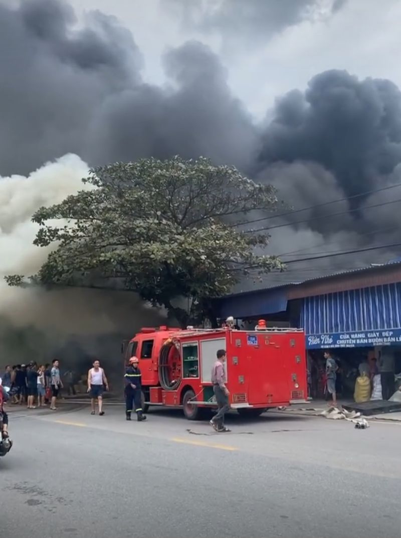 Hình ảnh vụ cháy kho hàng tại Thủy Nguyên, Hải Phòng