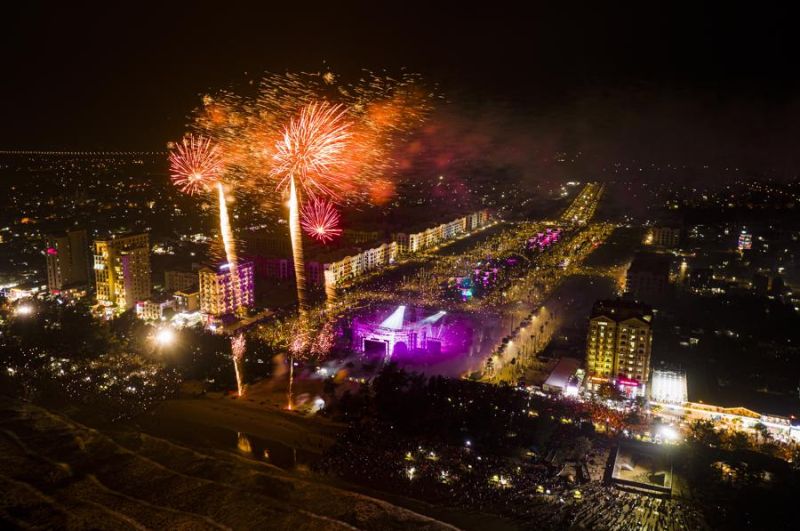 Pháo hoa rực sáng trên bầu trời Sầm Sơn trong đêm khai mạc Lễ hội du lịch biển năm 2023