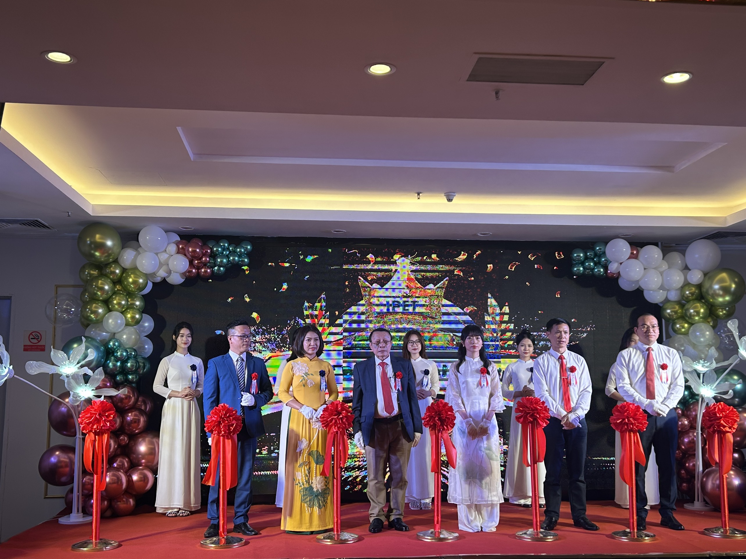 Các lãnh đạo Viện IPET thực hiện nghi thức cắt băng khánh thành Các lãnh đạo Viện IPET thực hiện nghi thức cắt băng khánh thành