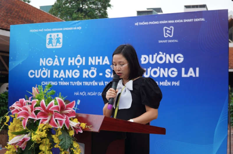 Bà Đỗ Khánh Phượng - Hiệu phó Trường Phổ thông Hermann Gmeiner Hà Nội phát biểu tại Ngày hội nha khoa học đường 